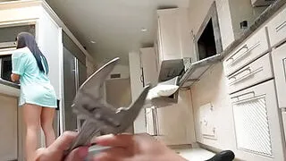 娇小亚洲妹子厨房骑乘水管工巨屌