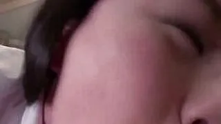 可爱亚洲女孩激情口交，此前她曾进行过激烈的指交