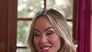 Minyon sarışın Asyalı MILF üvey anne Linda Lan, üvey oğlunu daha yakından tanımak istiyor.