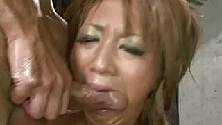 Üçlü ateşli hardcore sahne: Juri Sawaki'nin büyük göğüsleri, yağla kaplı zeminde yalama ve ateşli oral seks sahnesi.