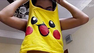 亚洲少女网络主播问：“当你和她做爱时你会做什么？”然后脱光衣服